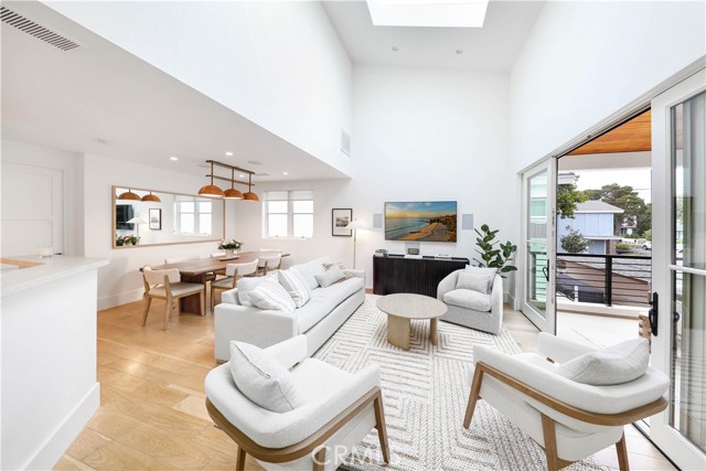 Detail Gallery Image 2 of 22 For 519 .5 Larkspur Ave, Corona Del Mar,  CA 92625 - 2 Beds | 2/1 Baths