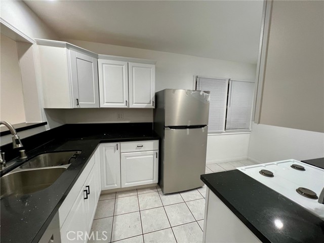 Detail Gallery Image 6 of 13 For 18656 Runnymede Street, Reseda,  CA 91335 - 3 Beds | 2 Baths