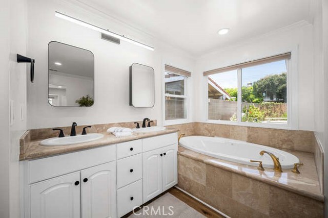3221 Copa De Oro Drive, Los Alamitos CA: https://media.crmls.org/medias/7138c6dc-b645-4b7e-8dc1-621b3160e723.jpg