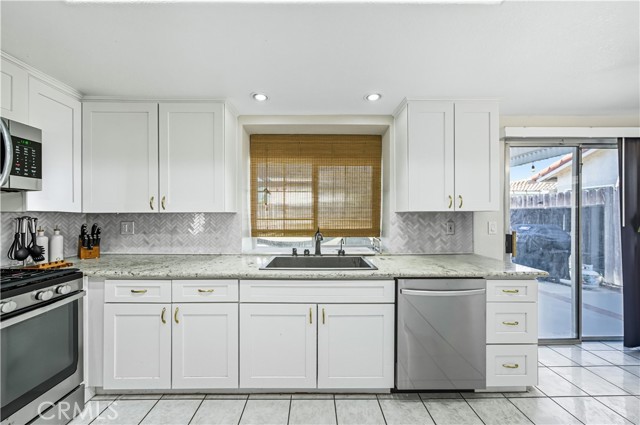 Detail Gallery Image 6 of 31 For 39785 Knollridge Dr, Temecula,  CA 92591 - 4 Beds | 2/1 Baths