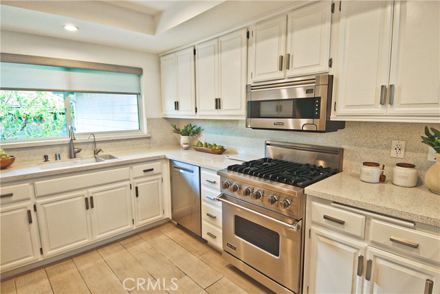 Kitchen with Viking and Bosch appliances