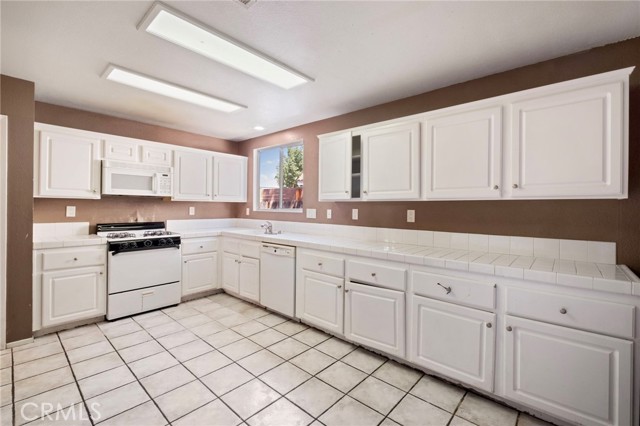 Detail Gallery Image 7 of 21 For 14677 Foothill Rd, Victorville,  CA 92394 - 3 Beds | 2/1 Baths