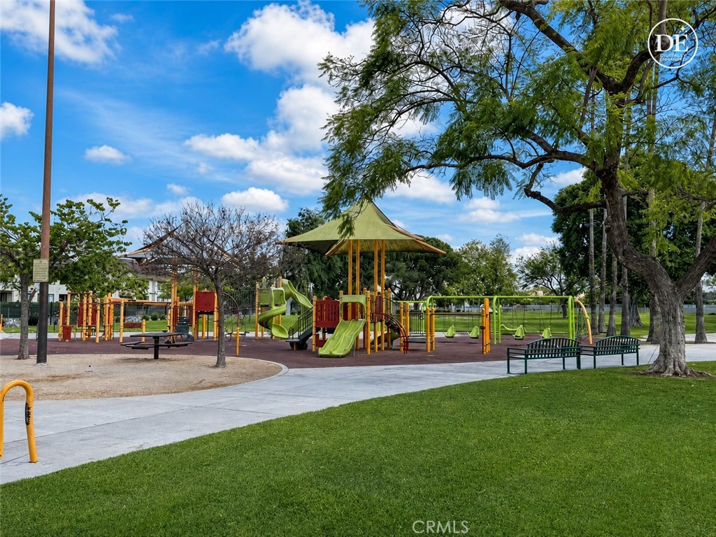 https://media.crmls.org/medias/71496cb2-06a9-46b9-b2ed-cd492345c131.jpg?preset=X-Large