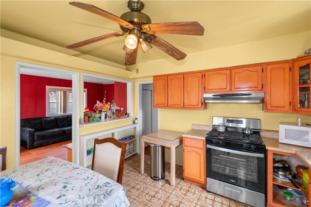 582 E 67th, Inglewood CA: https://media.crmls.org/medias/714c71c6-3a9f-4747-ad53-3f1215337f86.jpg