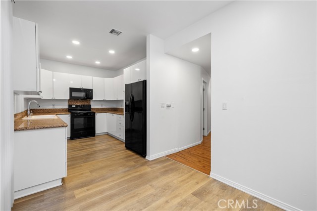 Detail Gallery Image 3 of 39 For 4845 Elmwood #C,  Los Angeles,  CA 90004 - 3 Beds | 3 Baths