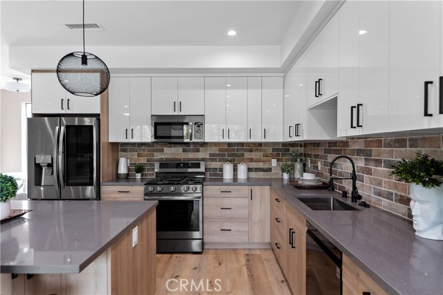 11860 W Flower, Valley Village CA: https://media.crmls.org/medias/714d5755-0767-4cf8-afa5-09132f04666c.jpg