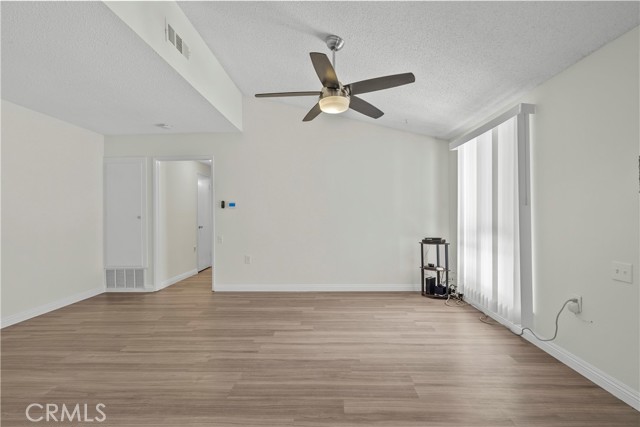 Detail Gallery Image 20 of 36 For 19156 Avenue of the Oaks #B,  Newhall,  CA 91321 - 2 Beds | 1/1 Baths