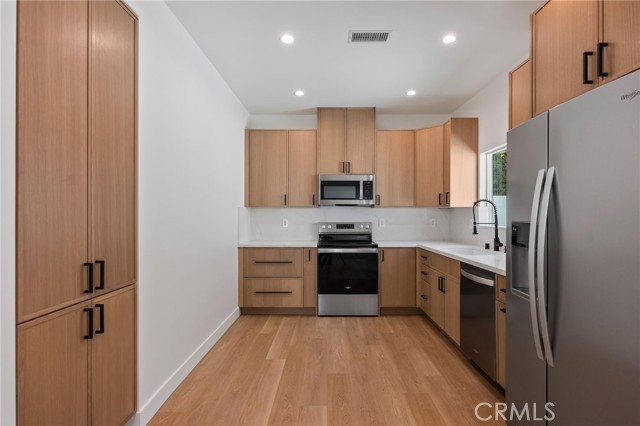 Detail Gallery Image 4 of 15 For 21826 Cohasset, Canoga Park,  CA 91303 - 2 Beds | 2 Baths