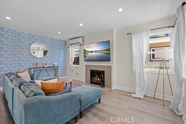 Detail Gallery Image 2 of 39 For 5829 E 2nd, Long Beach,  CA 90803 - 4 Beds | 3 Baths