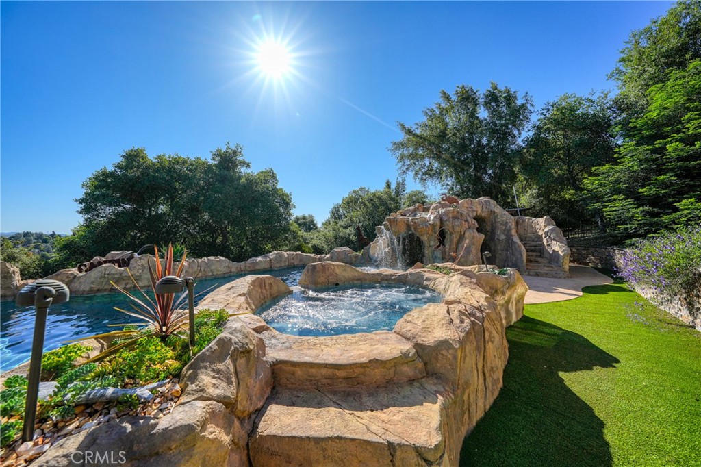 https://media.crmls.org/medias/715835f0-081e-470a-b5ad-98a0cc42615d.jpg?preset=X-Large