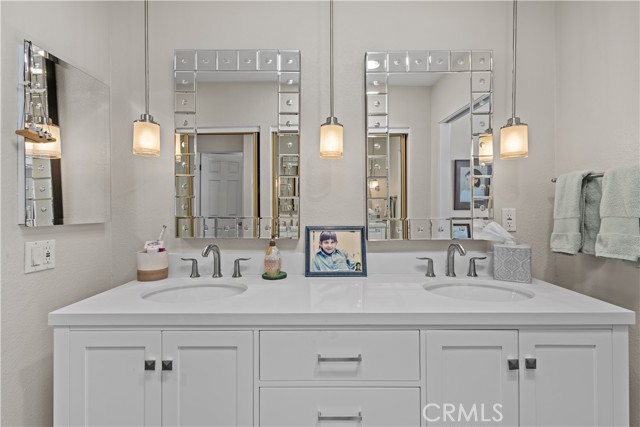 22255 1/4 Erwin Street, Woodland Hills CA: https://media.crmls.org/medias/7158bf46-eb9b-4ec0-a880-400ea602a1fe.jpg