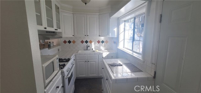 Detail Gallery Image 5 of 7 For 19538 Leadwell, Reseda,  CA 91335 - 2 Beds | 1 Baths