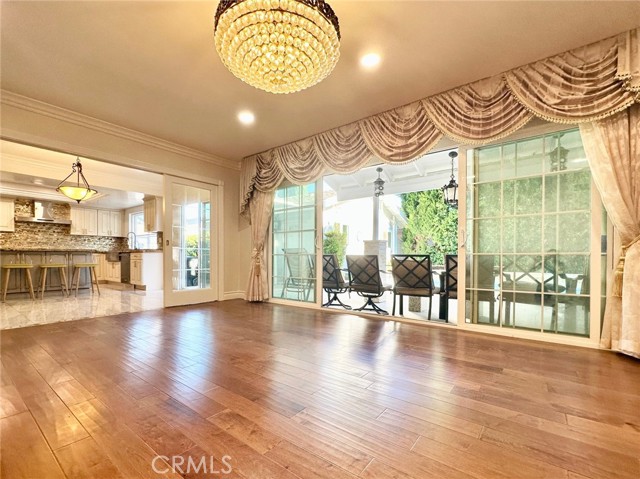 Detail Gallery Image 8 of 18 For 13330 Killion St, Sherman Oaks,  CA 91401 - 4 Beds | 3 Baths