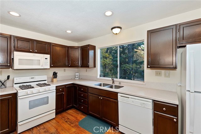 Detail Gallery Image 9 of 40 For 21778 Ridge Dr, Cedarpines Park,  CA 92322 - 3 Beds | 2/1 Baths