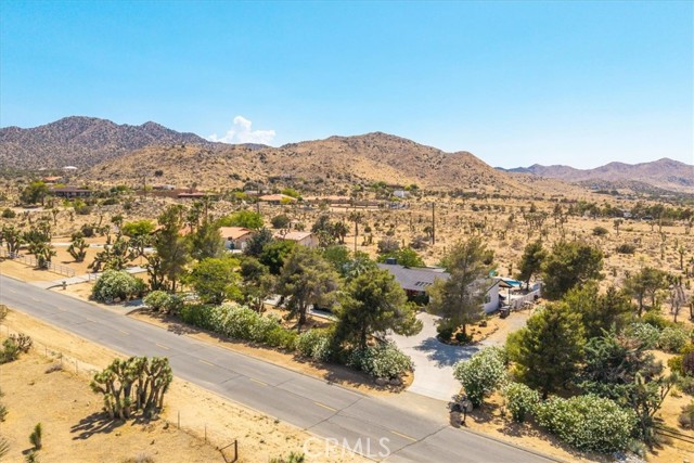 9124 Joshua Lane, Yucca Valley CA: https://media.crmls.org/medias/71622756-c8e9-437b-971a-5700b7fc607c.jpg