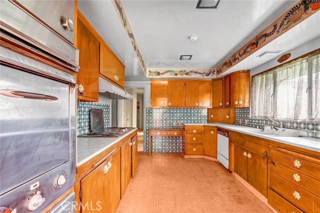 Detail Gallery Image 25 of 46 For 11500 Thurston, Los Angeles,  CA 90049 - 4 Beds | 4 Baths