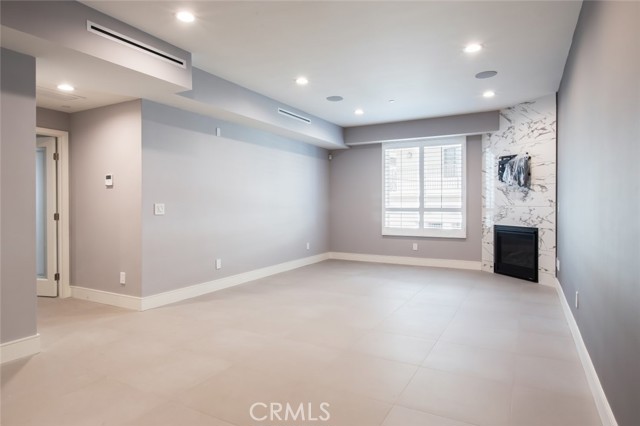 Detail Gallery Image 4 of 21 For 2225 Mira Vista Ave #206,  Montrose,  CA 91020 - 3 Beds | 2 Baths