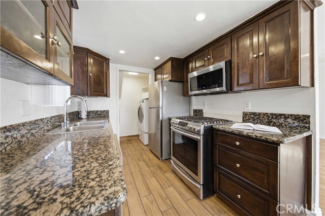 Detail Gallery Image 8 of 22 For 9047 Langdon Ave #6,  North Hills,  CA 91343 - 2 Beds | 2 Baths