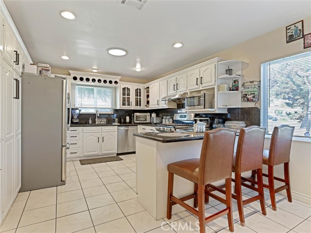 Detail Gallery Image 9 of 32 For 812 W Athens, Los Angeles,  CA 90044 - 4 Beds | 3 Baths