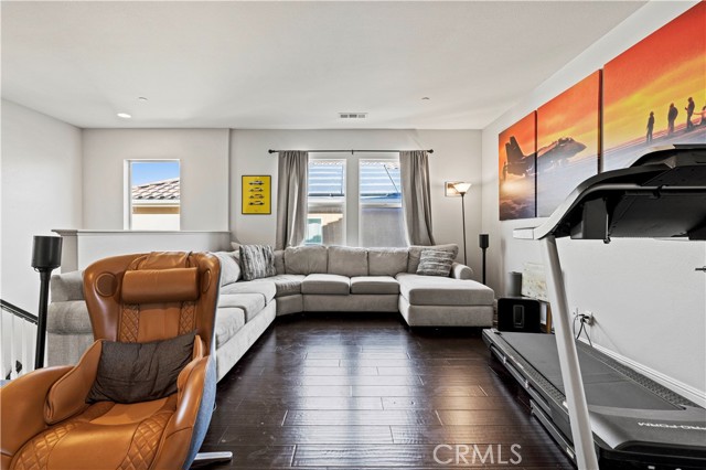 20556 Suzie Lane, Saugus CA: https://media.crmls.org/medias/717178f7-a103-42dd-afcf-69a1d17e64c4.jpg