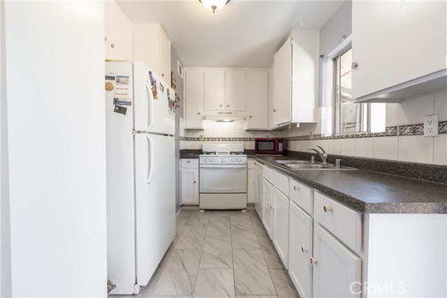 14551 Tupper Street, 27 photo 6
