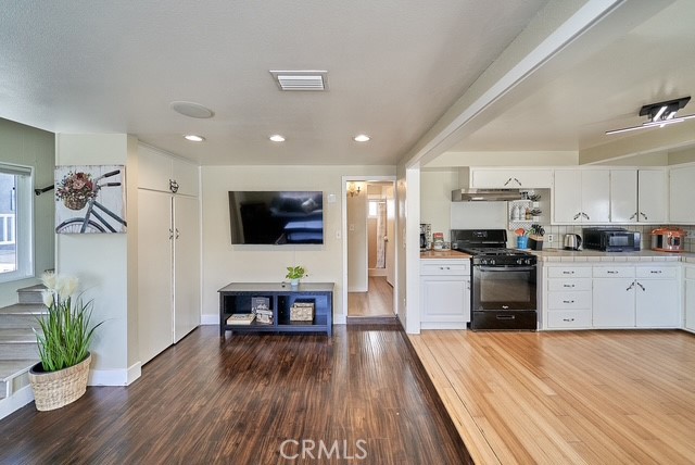 4117 E Theresa Street, Long Beach CA: https://media.crmls.org/medias/717658b9-5e2f-4009-bf76-cd4f8f935542.jpg
