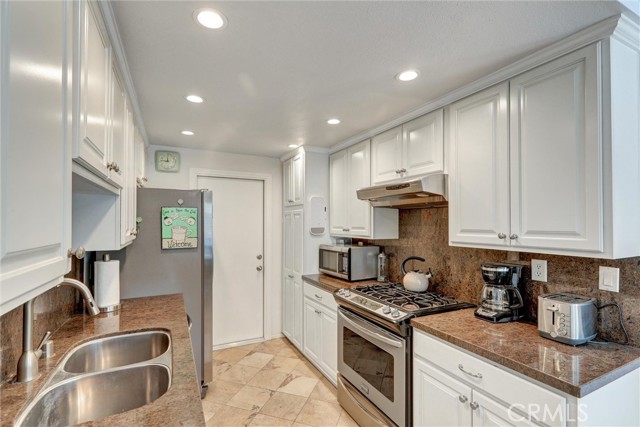 1180 Strawberry Lane, Glendora CA: https://media.crmls.org/medias/717b49d0-24b4-406f-b945-dc8fd75ea0ad.jpg