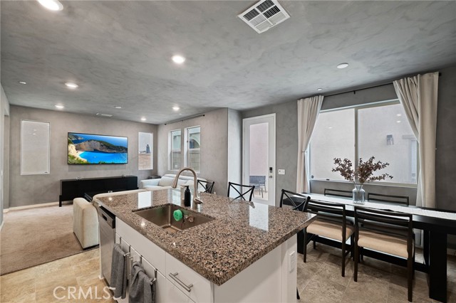 Detail Gallery Image 15 of 41 For 16667 Snowdrop #2,  Fontana,  CA 92336 - 4 Beds | 3 Baths