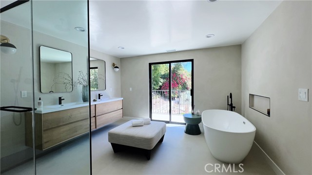 Detail Gallery Image 18 of 70 For 5730 Kelvin Ave, Woodland Hills,  CA 91367 - 4 Beds | 4/1 Baths