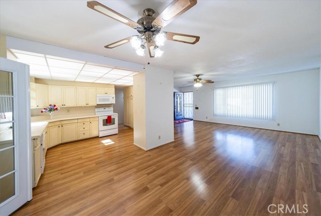 1561 Sandlewood Drive, Hemet CA: https://media.crmls.org/medias/718251cc-5adf-448e-b3d5-dc601e295d60.jpg