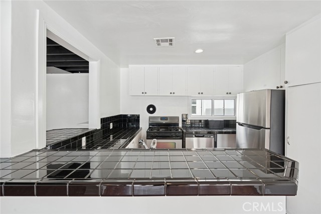 Detail Gallery Image 12 of 21 For 305 Marine, Newport Beach,  CA 92662 - 2 Beds | 1 Baths