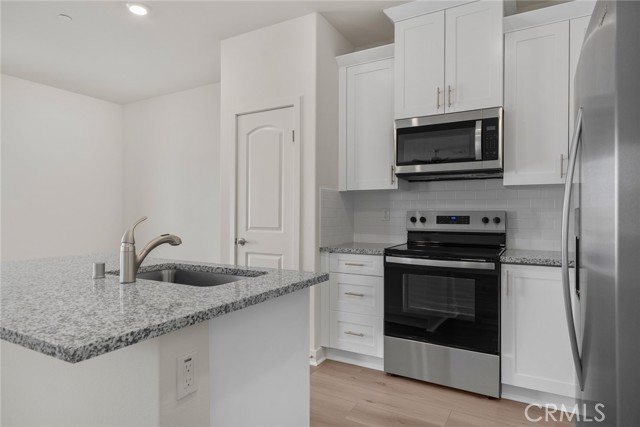 Detail Gallery Image 4 of 7 For 14865 Indigo, Apple Valley,  CA 92307 - 3 Beds | 2 Baths