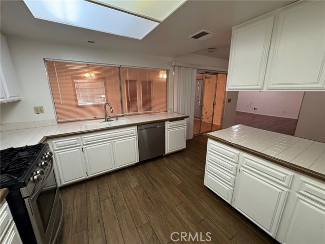 Detail Gallery Image 7 of 19 For 1885 Silver Oak Way, Hemet,  CA 92545 - 3 Beds | 2 Baths