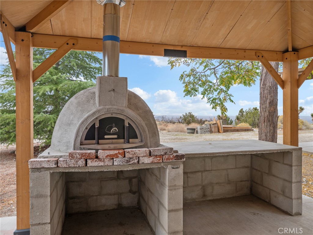 https://media.crmls.org/medias/718904bc-6e5b-41a1-98d0-62540090a7ee.jpg?preset=X-Large