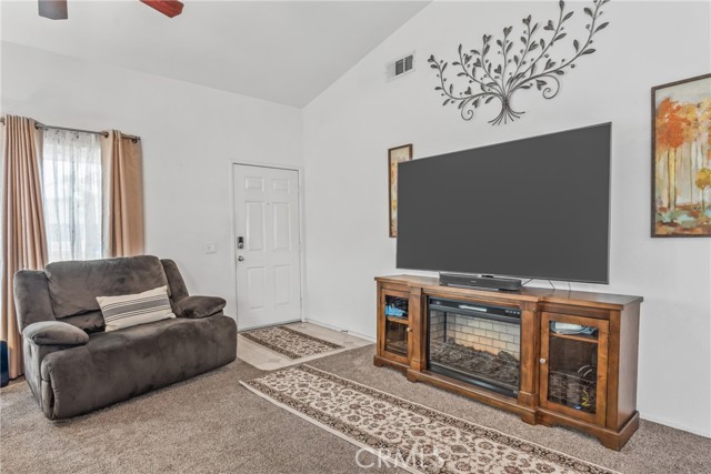 7483 Catalpa Avenue, Highland CA: https://media.crmls.org/medias/718b5e88-3e6c-4cad-a17c-84c17c8d9269.jpg