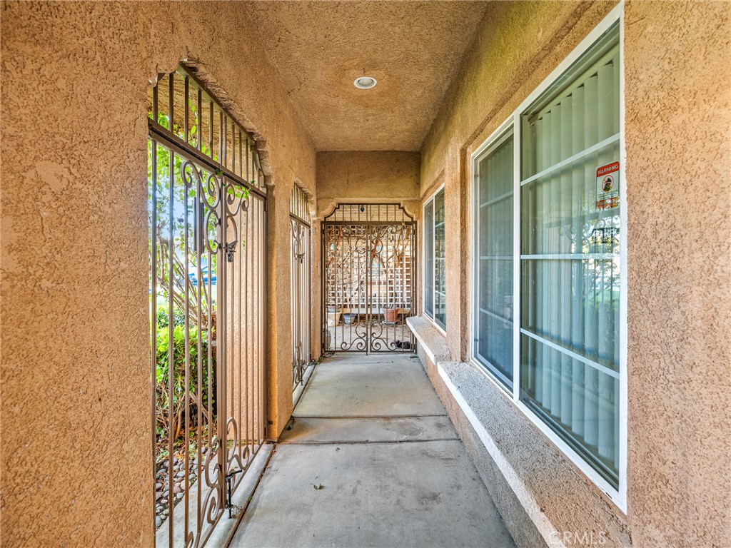 https://media.crmls.org/medias/718c2fd1-cf05-41d9-b936-c9f1389522d9.jpg?preset=X-Large