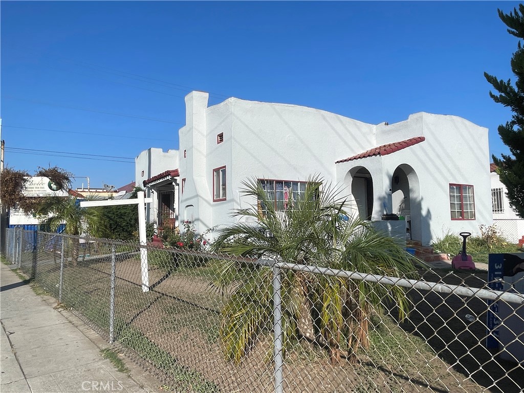 SingleFamilyResidence at 2703 Walnut Street