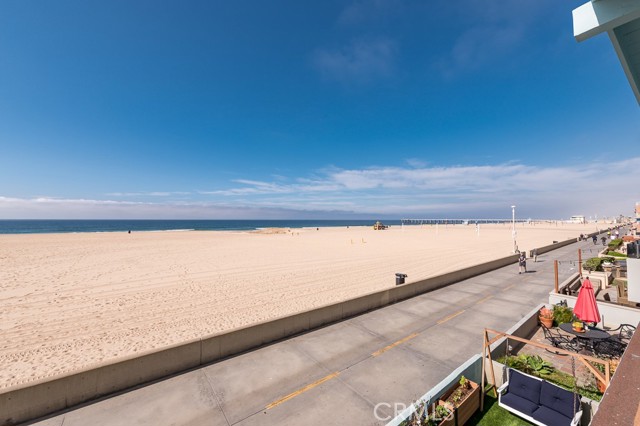 Detail Gallery Image 2 of 13 For 530 the Strand, Hermosa Beach,  CA 90254 - 1 Beds | 1 Baths