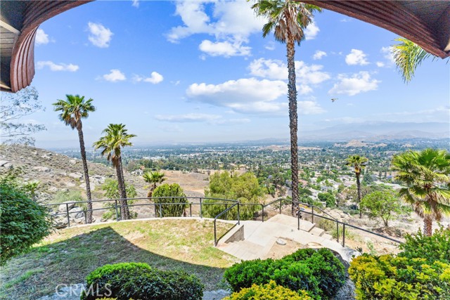 2360 Boulder Bluffs Court, Riverside CA: https://media.crmls.org/medias/718eba9c-0929-48b7-ad5a-65a0bba0adb3.jpg
