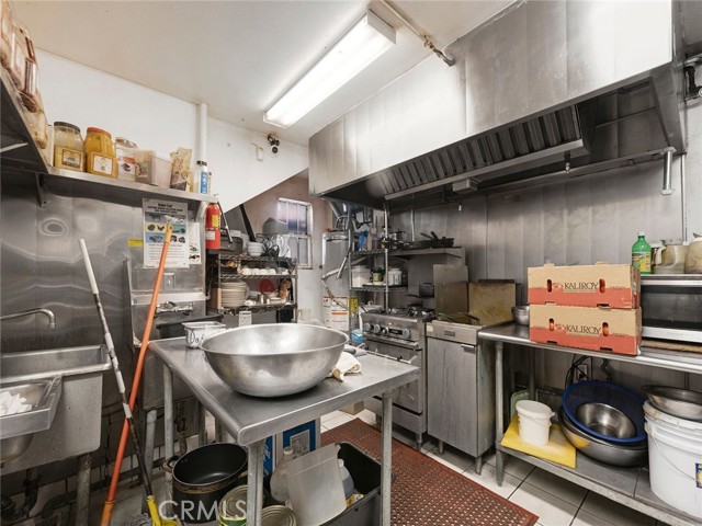 138 N San Fernando Boulevard, Burbank CA: https://media.crmls.org/medias/718f4dc8-ad57-40f9-a62e-2cf7d5ef55bd.jpg