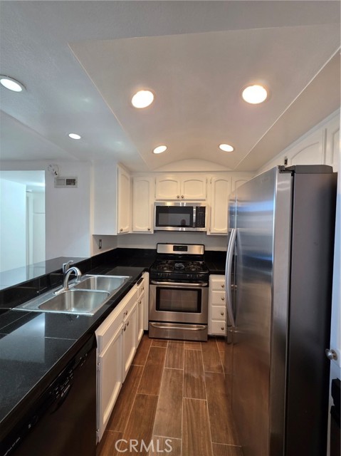 Detail Gallery Image 5 of 24 For 7800 Topanga Canyon Blvd #303,  Canoga Park,  CA 91304 - 2 Beds | 2 Baths