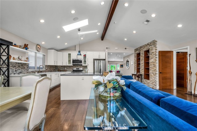 Detail Gallery Image 15 of 34 For 5948 Hesperia Ave, Encino,  CA 91316 - 3 Beds | 2/1 Baths