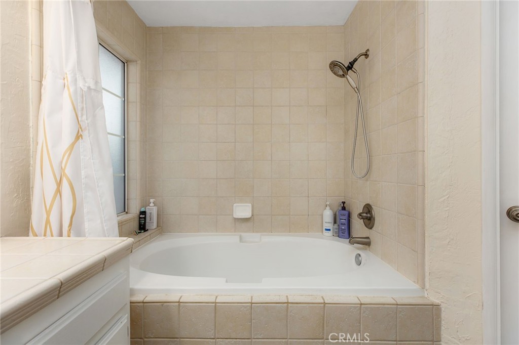 https://media.crmls.org/medias/719d7ce7-2288-44f2-b6bb-80f962bd3903.jpg?preset=X-Large