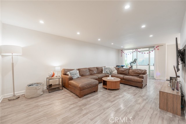 Detail Gallery Image 6 of 40 For 4637 Willis #110,  Sherman Oaks,  CA 91403 - 2 Beds | 2 Baths