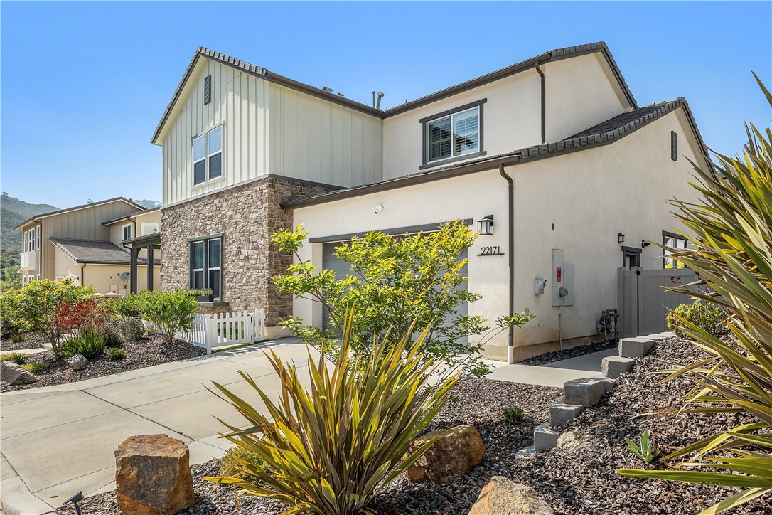 Detail Gallery Image 3 of 50 For 22171 Long Trot Dr, Escondido,  CA 92029 - 4 Beds | 3/1 Baths