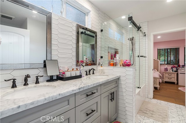 22410 Collins Street, Woodland Hills CA: https://media.crmls.org/medias/719f725d-c29a-45f4-ba80-573a2cc817d7.jpg