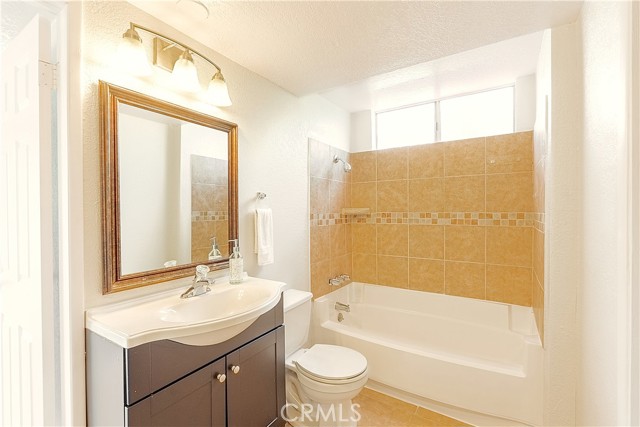 19945 Labrador Street, Chatsworth CA: https://media.crmls.org/medias/71a17ec4-439c-42fe-ae91-89f0f5b65f52.jpg