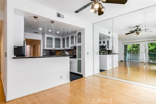 1401 S Bentley Avenue, Los Angeles CA: https://media.crmls.org/medias/71a734c5-7b8a-4241-b1ca-1a19c4f305d5.jpg