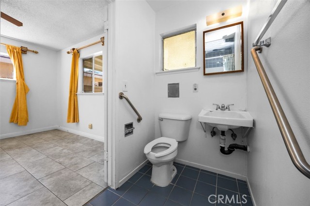 Detail Gallery Image 15 of 28 For 2006 W Wilshire Ave, Santa Ana,  CA 92704 - 3 Beds | 2 Baths