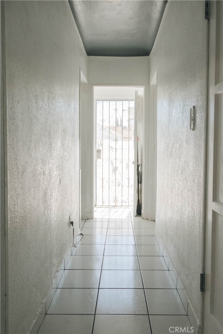 https://media.crmls.org/medias/71b0c216-71c0-483f-8dd4-c03719a80838.jpg?preset=X-Large